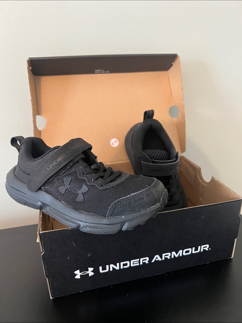 NWT Under Armour Kids Black Hook-and-Loop Athletic Sneakers